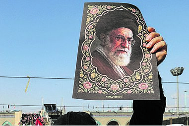 Jornal iraniano publica lista de personalidades que devem pagar pela morte de Khamenei