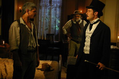 Miguel (Micael Borges) jura vingança a Leôncio (Leopoldo Pacheco) em 'A Escrava Isaura'