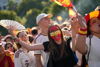 Praças de cidades espanholas voltam a encher-se 16 anos depois para assistir à final do Mundial 2026