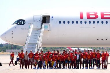 Seleção espanhola à chegada a Madrid após vencer Mundial
