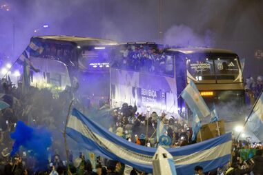 Milhares celebram à chuva chegada de seleção argentina sem Messi