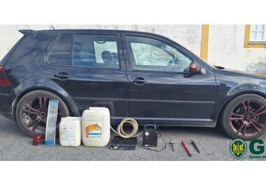 Viatura usada pelos três assaltantes, junto ao material apreendido