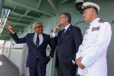 Presidente da República, António José Seguro, com o Chefe de Estado de Cabo Verde no NRP Bartolomeu Dias