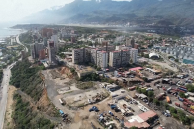 Vista aérea de Puerto La Cruz, Venezuela, após os sismos