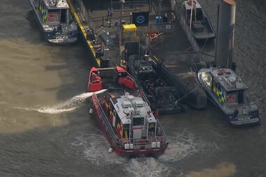 Barco da polícia choca contra ponte em Londres e lança agentes ao rio Tamisa