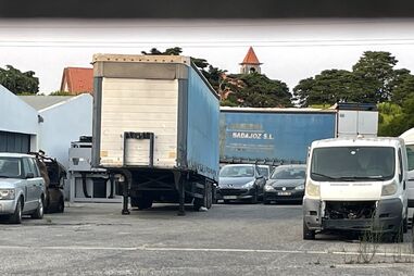 Atrelado com químicos que estava na posse de amigo empreiteiro de Luís Neves continua exposto a céu aberto