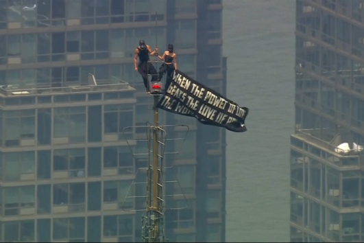 Dupla escala Empire State Building e exibe faixa sobre o “poder do amor”