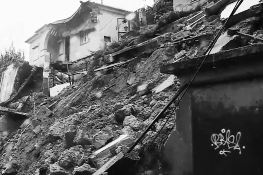 Perderam tudo nas tempestades e agora lutam para não ficarem sem as próprias casas