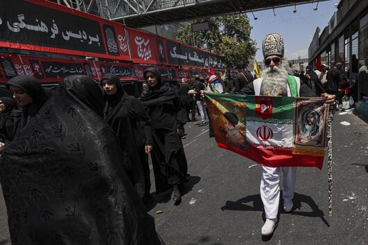 Iranianos participam, nas ruas de Teerão, no cortejo fúnebre do antigo líder supremo Ali Khamenei.