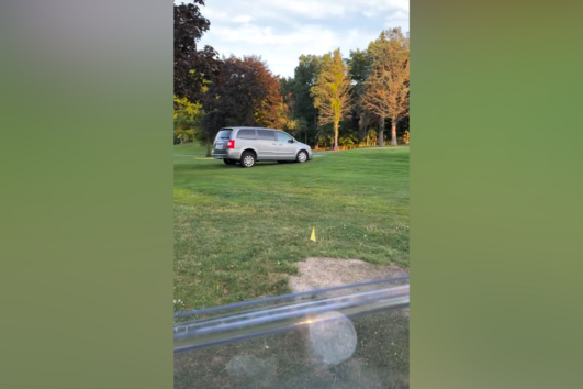 Jogadores de golfe surpreendidos por perseguição policial em campo nos EUA 