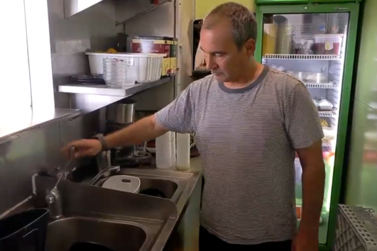 Há um mês que a rotina mudou para quem vive em Almada, onde a falta de água se tornou num problema diário