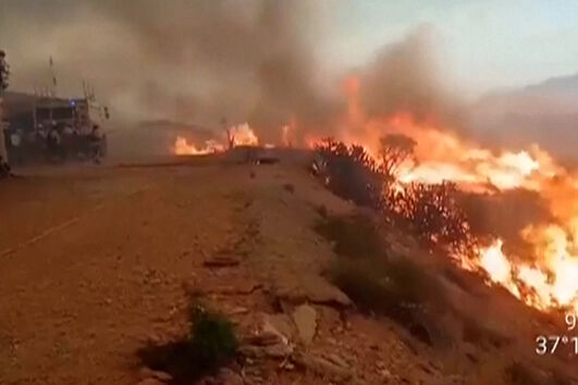 Bombeiros combatem fogo perto de habitações na Andaluzia