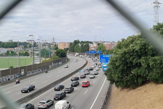 Pneu de camião rebenta na A3 e pesado invade faixa de rodagem contrária na Maia. Motorista gravemente ferido
