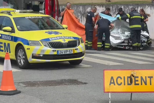 Violento acidente entre carro e mota faz um ferido grave em Vila Nova de Gaia 