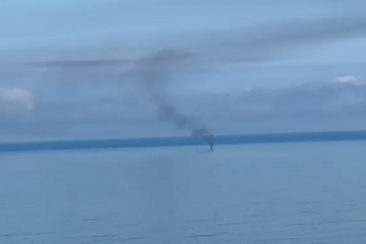 Chamas consomem barco de recreio na Foz do Arelho
