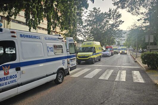 Ambulâncias retidas no hospital de Faro