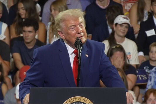 "Querem deixar os marxistas chegar ao poder": Trump atira-se a senador da Geórgia e aos "comunistas democratas"