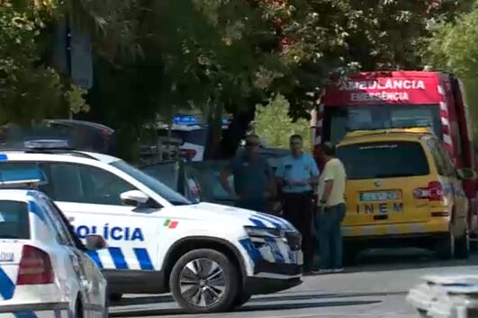 Criança morre após ser esquecida em carro de creche em Almada