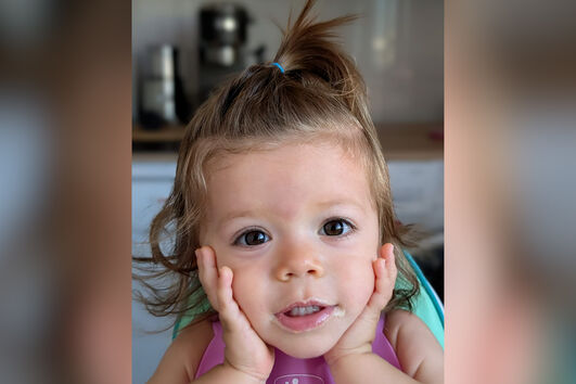 Sofia, de apenas 18 meses, morreu depois de ser deixada durante quase sete horas dentro de uma viatura por funcionários da creche que frequentava, em Almada.