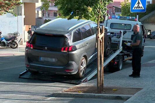 Carro em que morreu a criança em Almada foi apreendido 