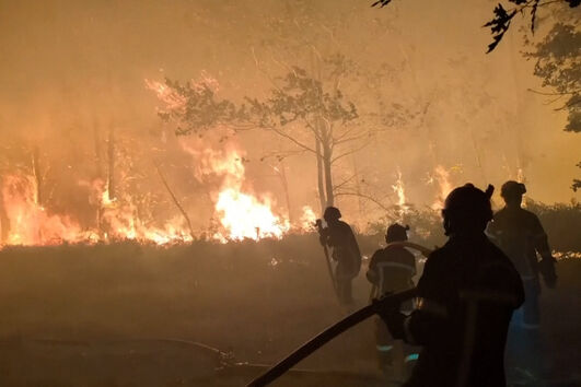 Bombeiros combatem incêndio florestal perto de Bordéus, França