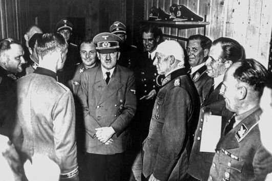 Hitler e o general Jodl (com ligaduras na cabeça) pouco depois do atentado de 20 de julho de 1944