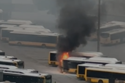 Incêndio consome autocarro da Carris em parque de estacionamento em Miraflores