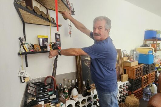 José Pardal mostra, com uma fita métrica, a altura a que chegou a água