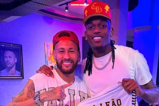 Os dois jogadores posaram para a fotografia   