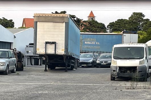 Atrelado com químicos que estava na posse de amigo empreiteiro de Luís Neves continua exposto a céu aberto