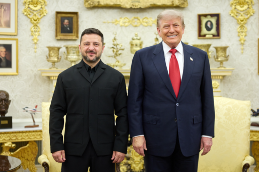 O presidente ucraniano, Volodymyr Zelensky (à esquerda), com o presidente dos EUA Donald Trump (à direita) 