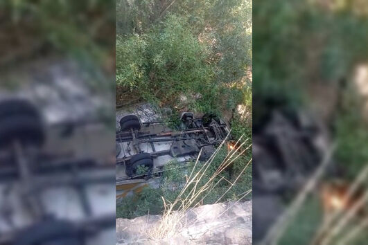 Carrinha de pão cai de ponte e capota em Oliveira do Hospital