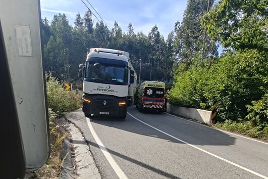 Colisão com camião deixa motociclista gravemente ferido