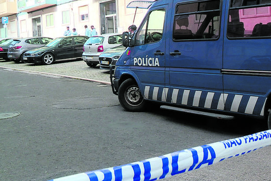 PSP e Sapadores de Lisboa responderam ao pedido de abertura de porta e encontraram homem sem vida
