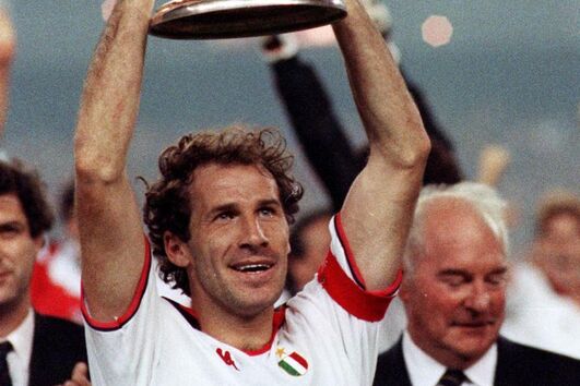 Baresi com a Taça dos Campeões ganha em 1989 - no ano seguinte venceu na final contra o Benfica 