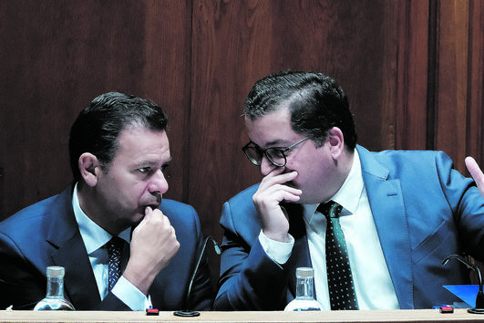 Luís Montenegro, primeiro-ministro, com o ministro de Estado e das Finanças, Joaquim Miranda Sarmento
