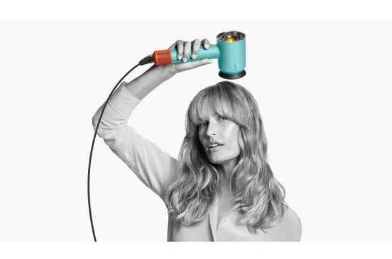 Mulher com Dyson Supersonic Nural, um secador de cabelo desejado