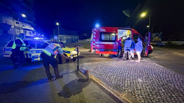 Colisão entre carro e trotineta deixa jovem ferido