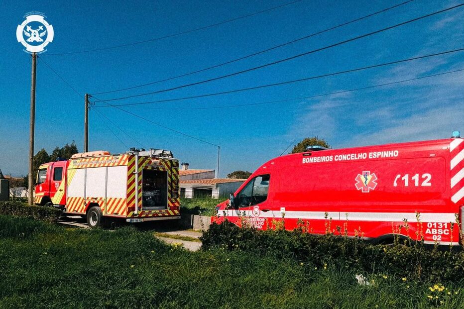 Mulher ferida em colisão entre dois carros em Espinho