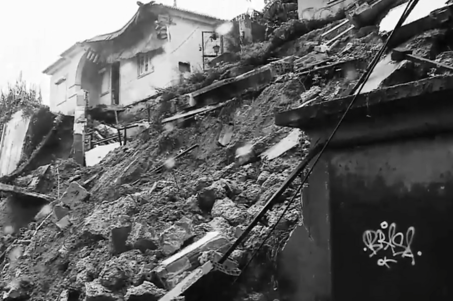 Perderam tudo nas tempestades e agora lutam para não perder as próprias casas