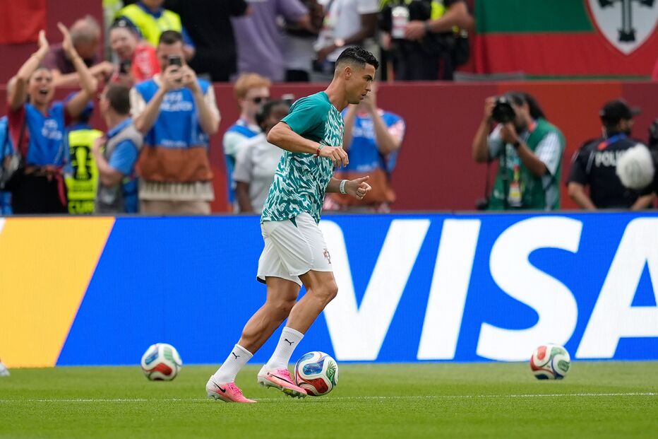 Ronaldo aquece antes do jogo Portugal-Croácia