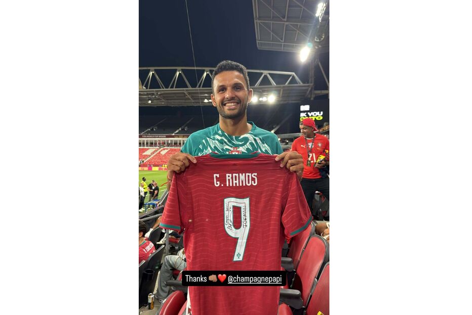 Gonçalo Ramos com camisola autografada por Drake