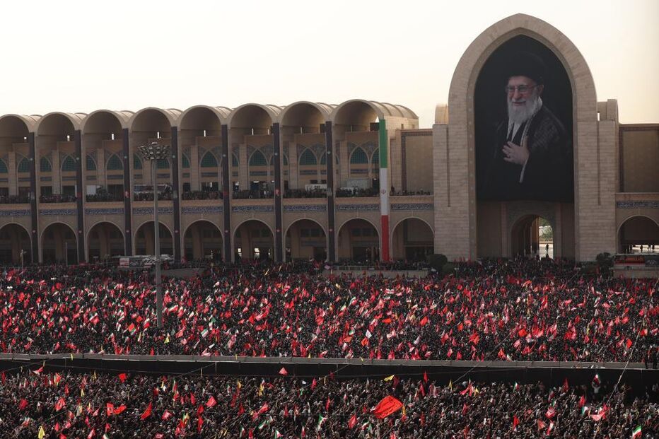 Milhares no arranque das cerimónias fúnebres do antigo líder supremo Ali Khamenei