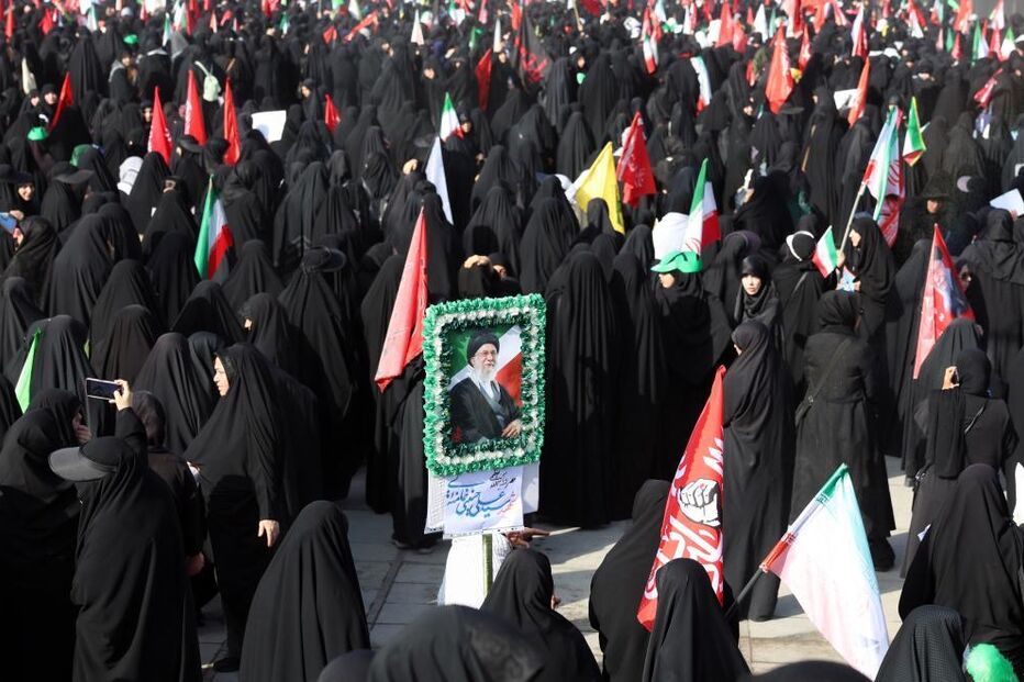 Milhares no arranque das cerimónias fúnebres do antigo líder supremo Ali Khamenei