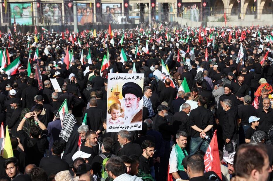 Milhares no arranque das cerimónias fúnebres do antigo líder supremo Ali Khamenei