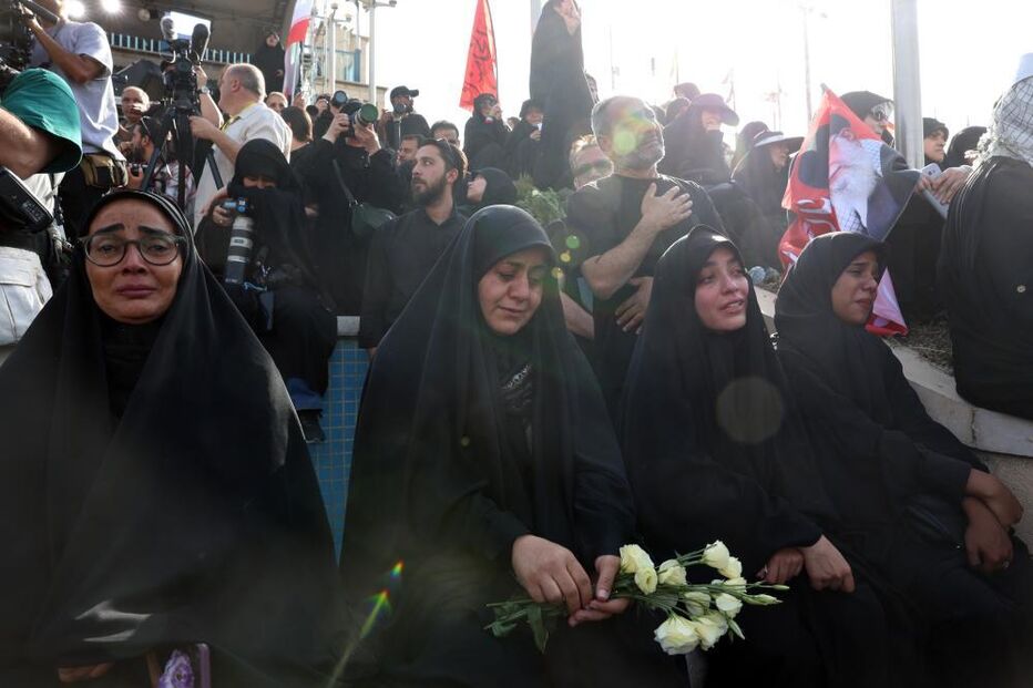 Milhares no arranque das cerimónias fúnebres do antigo líder supremo Ali Khamenei