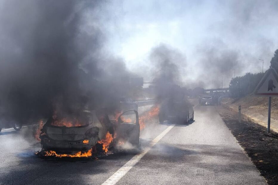 Um veículo incendiou-se, este sábado, após uma colisão na A2 em Grândola