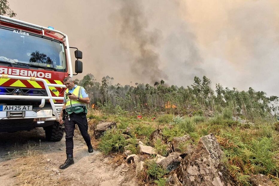 Chamas lavram em Caselho na Serra do Caramulo