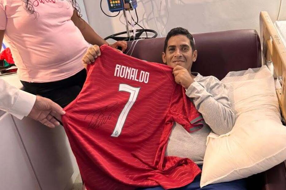 Hernán Gil Flores recebe camisola da Seleção Nacional assinada por Cristiano Ronaldo