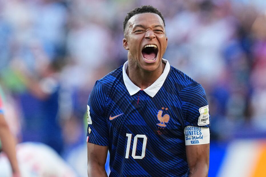 Mbappé marca de penálti
